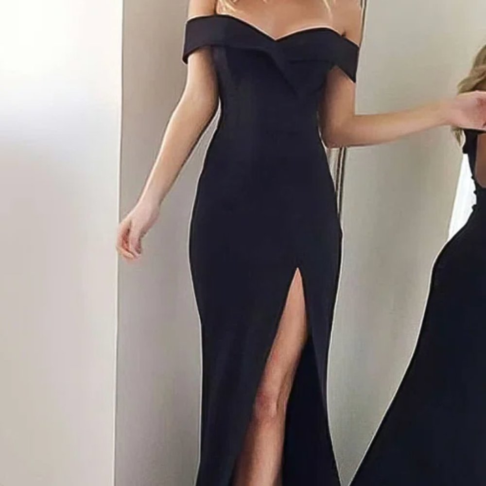 Black Column Off-the-shoulder floor-length gown Split Front